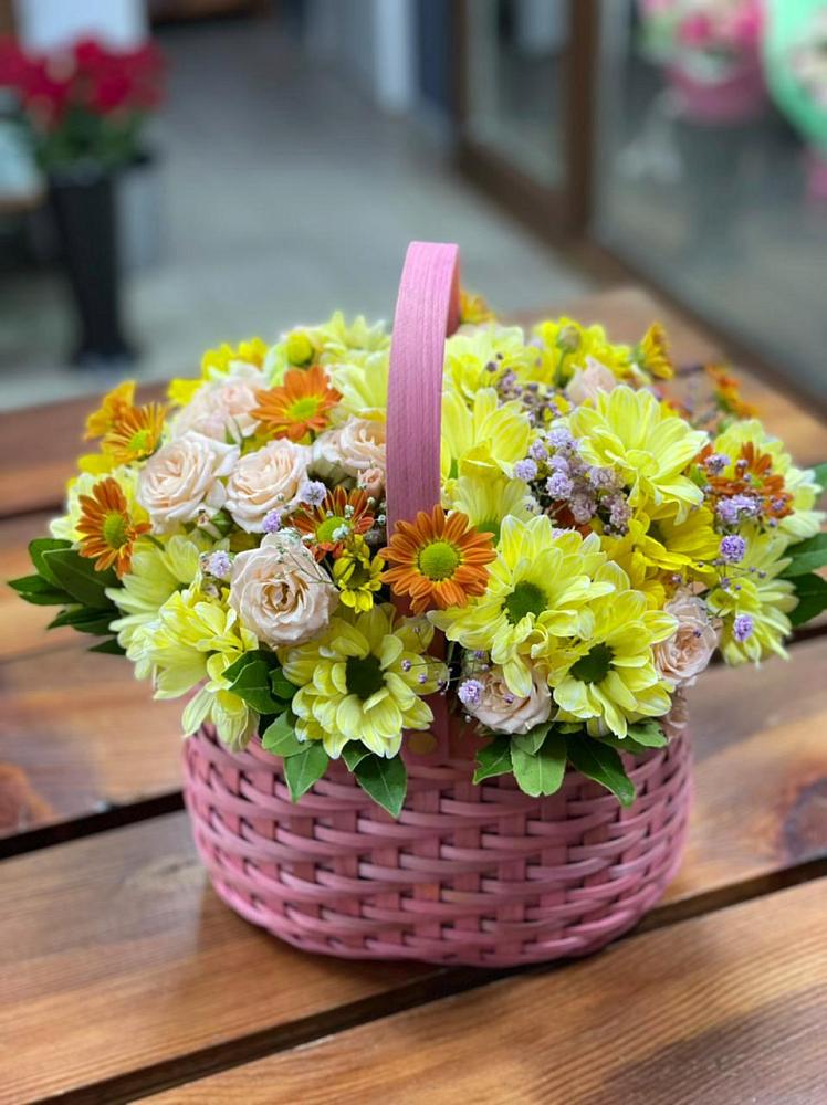 Цветочная композиция из Хризантемы и Розы в корзине в Бояркино